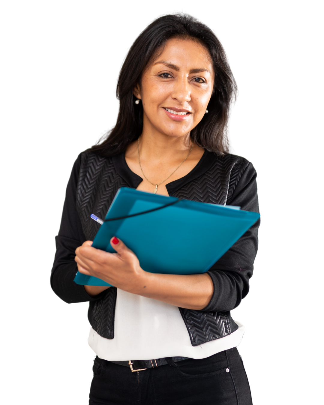 Donkerharige vrouw in zwarte cardigan, met blauwe map tegen haar borst geklemd, vriendelijk kijkend.