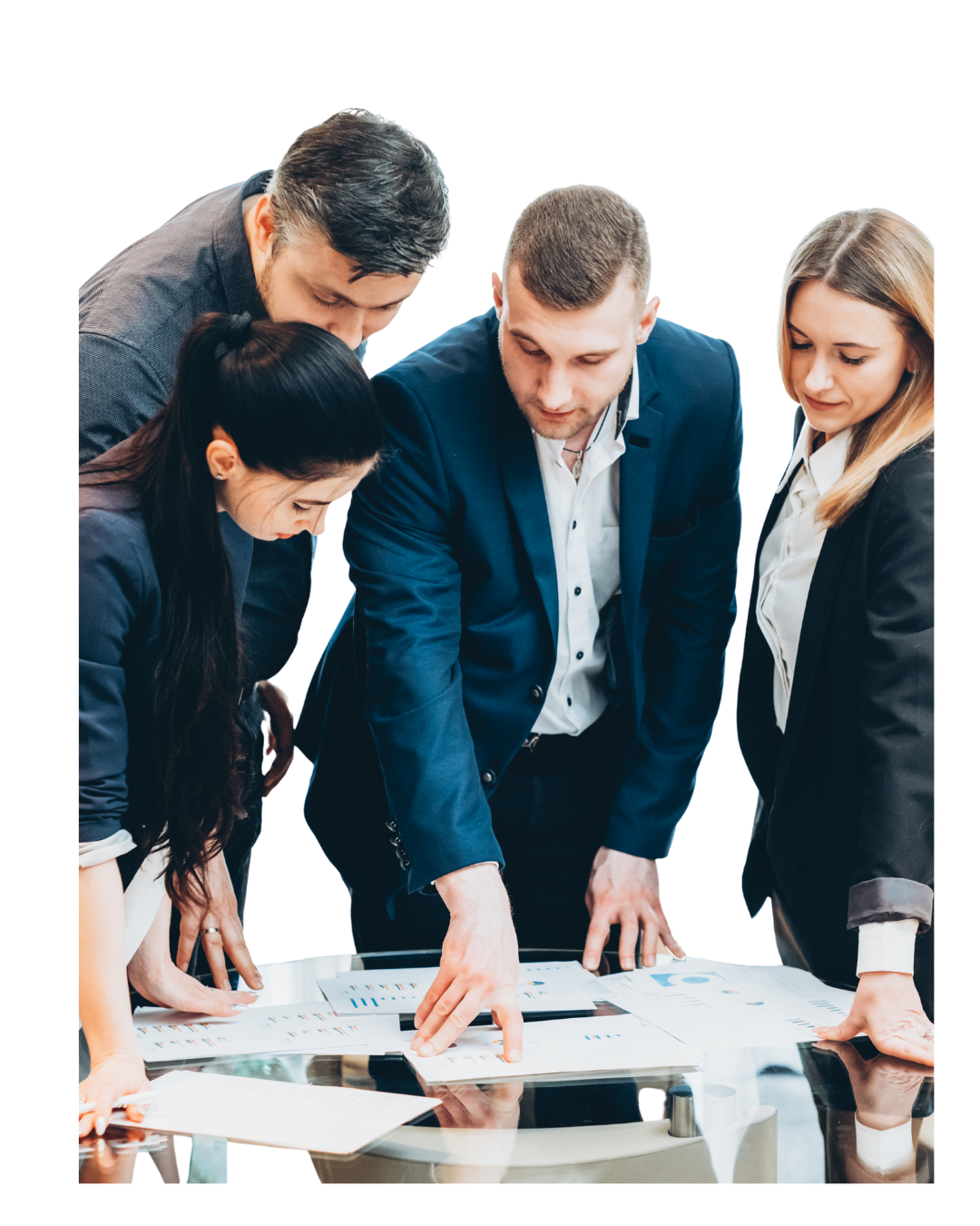 Groep van vier zakelijke collega’s buigend over een tafel met documenten, in overleg.
