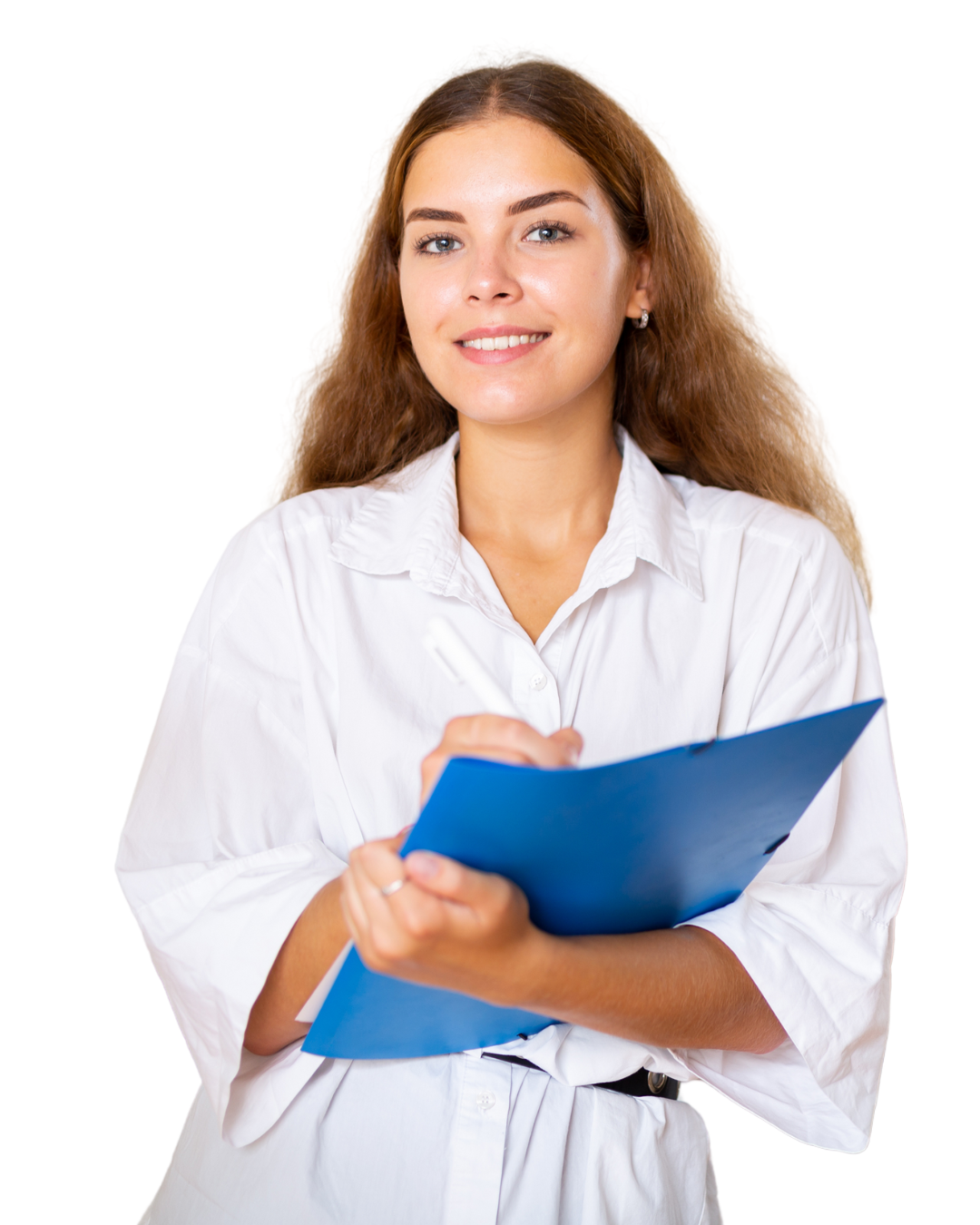 Meisje met een witte blouse, bruin haar en een stralende lach. In haar hand heeft ze een clipboard.