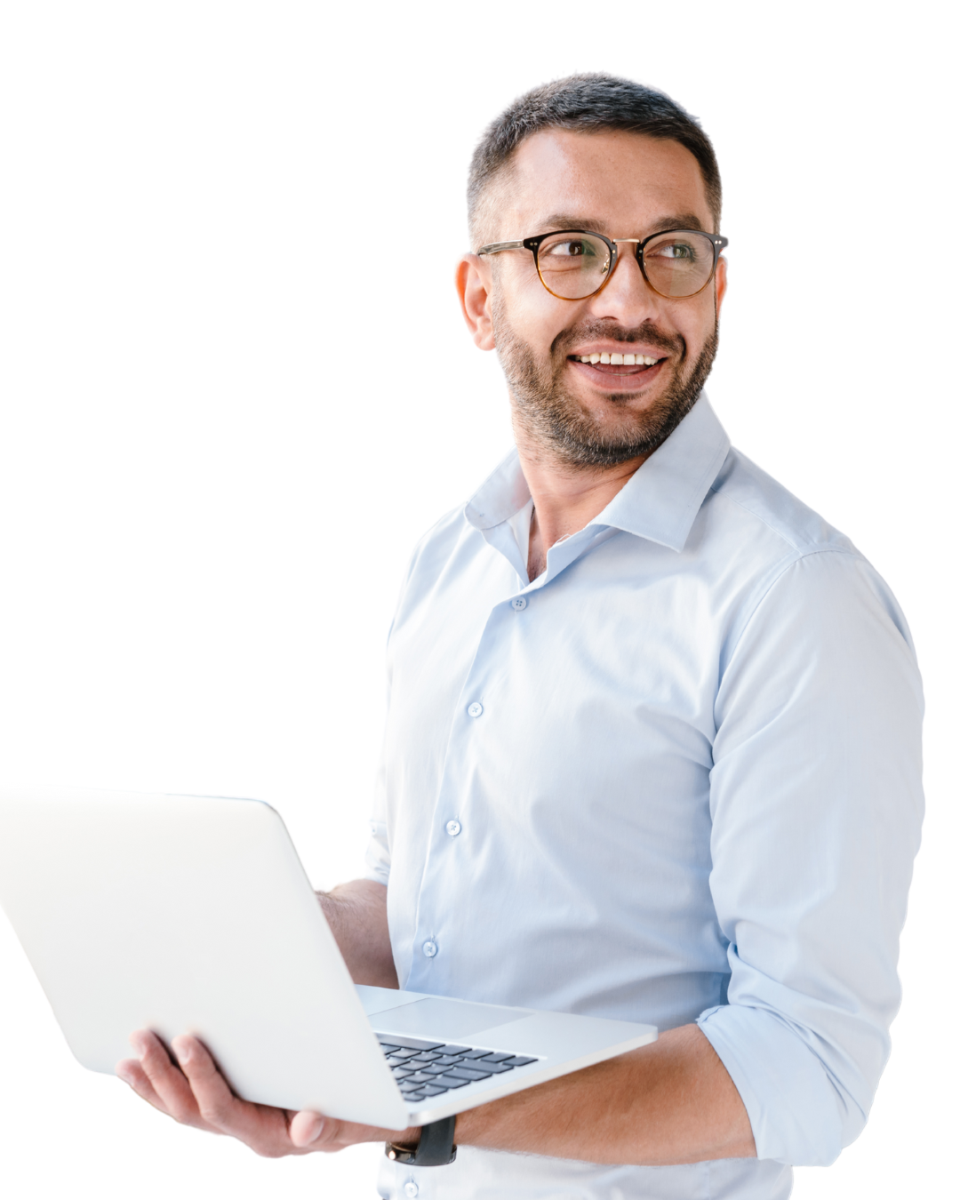 Man met stralende lach, kijkt weg en heeft een bruine bril op. In zijn handen heeft hij een computer en hij heeft een blauwe blouse aan.